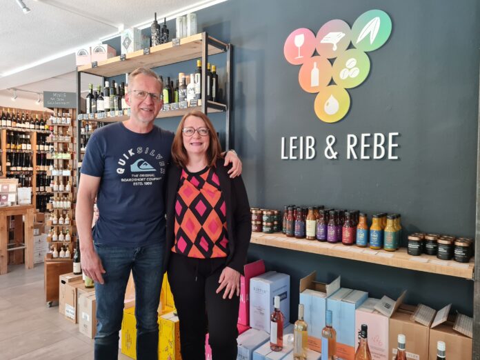 Leidenschaftliche Genießer und (Wein-)Händler: Petra und Michael Eckert. Foto: M. Machan