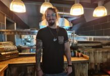 „Toms on the rocks“: Bar-Feeling. BBQ-Hype. Kult-Kneipe.