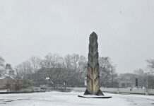 Schattenseiten Schnee an der Stadthalle, Bild: Alexander Heinz