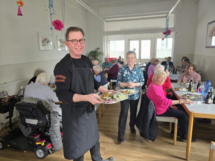 AWO Fisch 1 Christoph Klein kocht, serviert und hält Gespräche am Laufen, Bild: Alexander Heinz