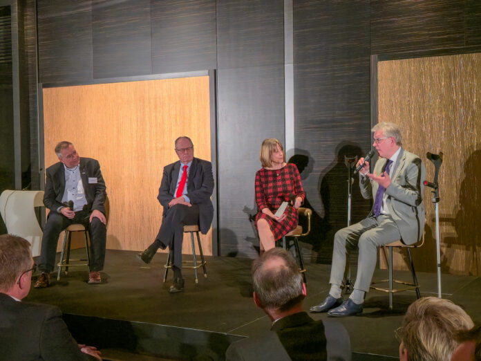 Handel Dus Podiumsdiskussion mit Dirk Wittmer, Peer Steinbrück, Michael Radau Moderiert wurde der Empfang von Gisela Steinhauer, Bild: Alexander Heinz