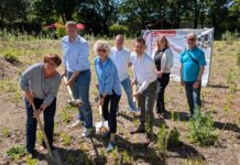 Spatenstich gesetzt – Ratingen baut zwei neue Kitas gleichzeitig Spatenstich für eine neue sechsgruppige Kita an der Gothaer Straße in Ratingen-West (v.l.n.r.): Jugenddezernentin Sabine Klocke, Beigeordner Martin Gentzsch, Architektin Monika Brölingen und Christoph Hölscher von der ausführenden Baufirma G und S, Bürgermeister Patrick Anders sowie Antje Fielenbach und Stefan Welling von der Stabsstelle für besondere Hochbauprojekte. Foto: Stadt Ratingen