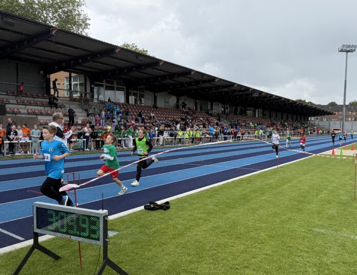 2026-06-11-800m-Lauf Jungen Beim 800-Meter-Lauf waren die 420 Jungen und Mädchen mit großem Einsatz dabei. Foto: Stadt Ratingen