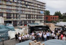 Ratinger Heinrich-Schmitz-Schule: Der Baukörper steht Zum Handwerkerfest anlässlich der Fertigstellung des Baukörpers hatte die Firma Kleusberg die beteiligten Handwerker, Lehrkräfte und Kinder der Heinrich-Schmitz-Schule sowie Vertreterinnen und Vertreter von Rat und Verwaltung mit Bürgermeister Patrick Anders an der Spitze eingeladen. Foto: Stadt Ratingen