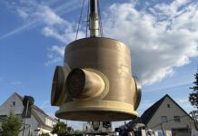 Kanalbauarbeiten in der Ratinger Fliednerstraße auf der Zielgeraden Das kapitale Anbindungsbauwerk wird in die Baugrube an der Fliednerstraße/Schützenstraße eingehoben. Foto: Stadt Ratingen