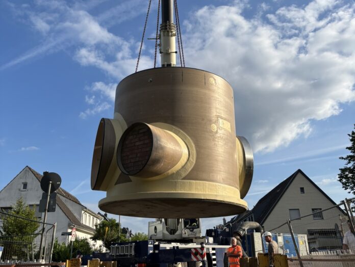 2026-06-26Kanalarbeiten Fliednerstraße Das kapitale Anbindungsbauwerk wird in die Baugrube an der Fliednerstraße/Schützenstraße eingehoben. Foto: Stadt Ratingen