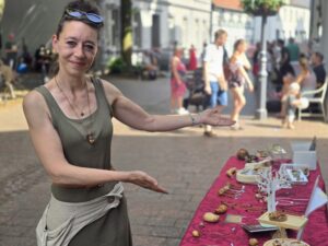 Melanie Theuerkorn zeigt Kunst aus und mit Baumperlen, Bild: Alexander Heinz