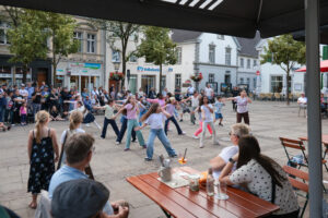 Tanzaufführung der Erich Kästner Grundschule auf dem Marktplatz, Bild: Alexander Heinz