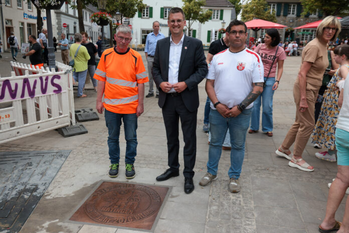26_RAT_17junZeitkapsel-57401 Es ist vollbracht, die Zeitkapsel ist versenkt, Thorsten Uffelmann, BM Patrick Anders und Adel Rogaa, Bild: Alexander Heinz