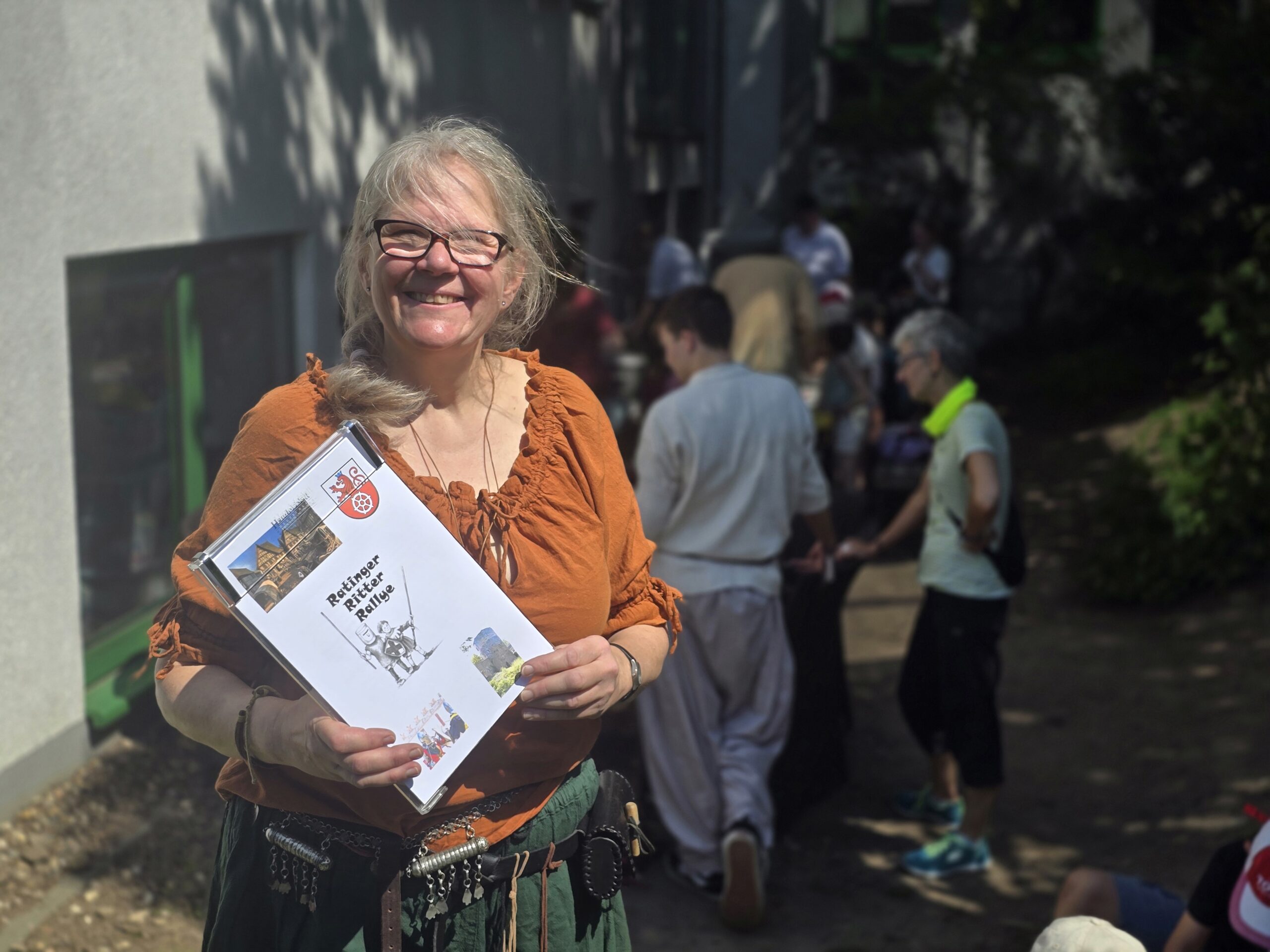Andrea Laumen vom Stadtjugendring bei der Aufgabenverteilung für die kleinen Ratinger Ritter, Bild: Alexander Heinz