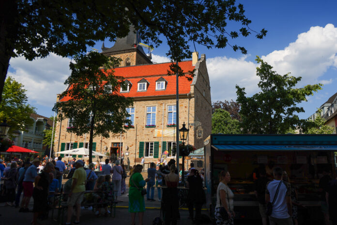 26_RAT_Feierabendm-54319 Der Ratinger Feierabendmarkt hat sich in den letzten Jahren stark entwickelt und zieht mit einem attraktiven Rahmenprogramm viele Besucher an, Bild Alexander Heinz