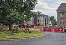 Buckelkreisverkehr in Hösel geht in die Verlängerung Kreisverkehr mit Baustelle nach dem Wasserrohrbruch, Bild: Alexander Heinz