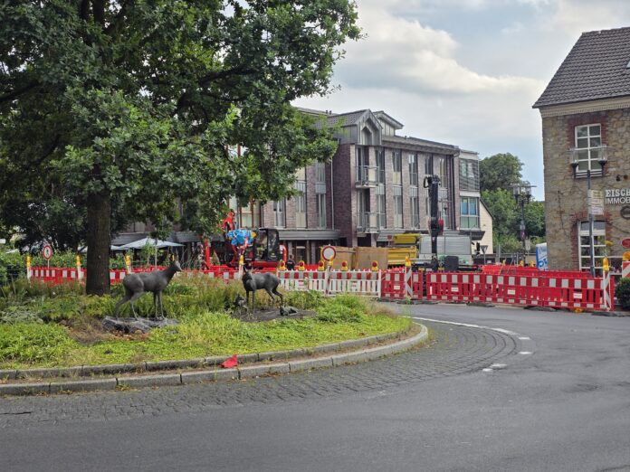 26_RAT_Hösel Kreisverkehr Kreisverkehr mit Baustelle nach dem Wasserrohrbruch, Bild: Alexander Heinz