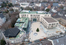 Doch mehr Grün für den Rathausvorplatz ? Seit der Fertigstellung des neuen Rathauses wünschen die Bürger eine Begrünung der Steinoase in der Innenstadt, Bild: Nestocom