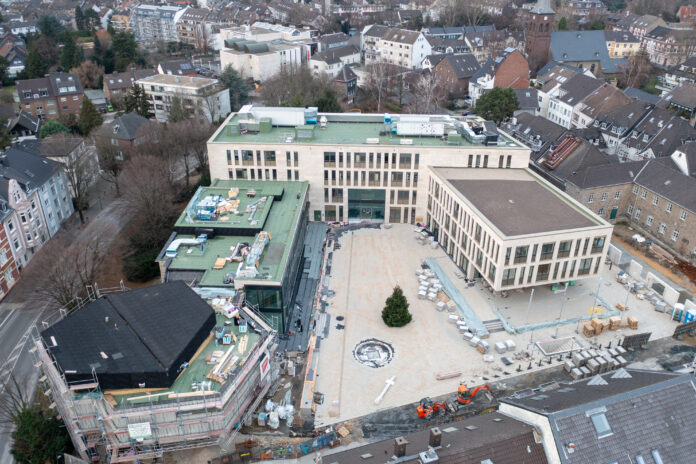 26_RAT_Luftbilder-0740 Seit der Fertigstellung des neuen Rathauses wünschen die Bürger eine Begrünung der Steinoase in der Innenstadt, Bild: Nestocom