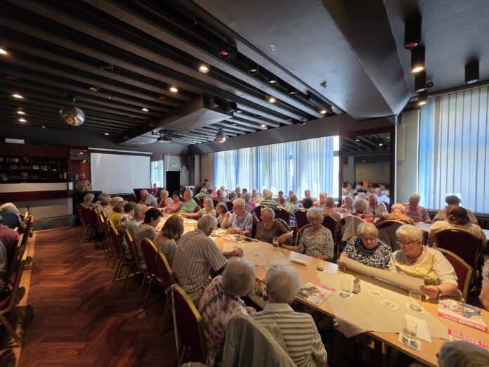 26_RAT_Post2 Interessiert betrachten die Besucher der Veranstaltung die Luftbilder von Ratingen, Bild: Heike Waerder