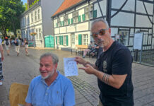 Genießerwochenende: Wetter bremst kulinarisches Angebot aus Dirk Bongards ließ sich kurzentschlossen auf der Lintorfer Str. porträtieren, das Ergebnis ließ Christian Pannes staunen, Bild: Alexander Heinz