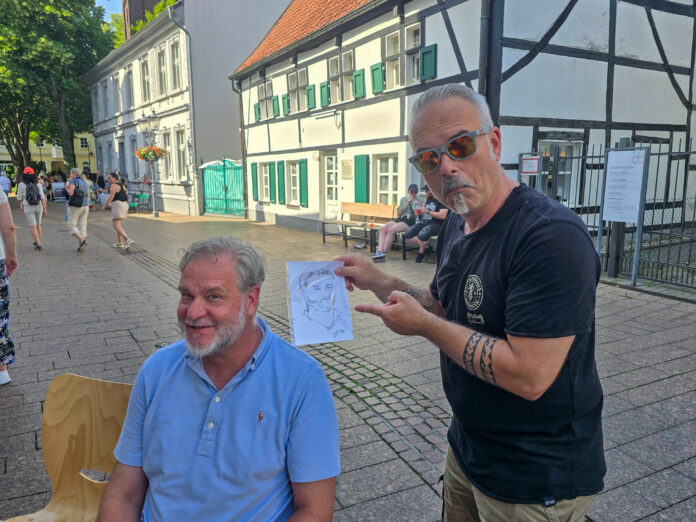 26_RAT_WE26-171128 Dirk Bongards ließ sich kurzentschlossen auf der Lintorfer Str. porträtieren, das Ergebnis ließ Christian Pannes staunen, Bild: Alexander Heinz
