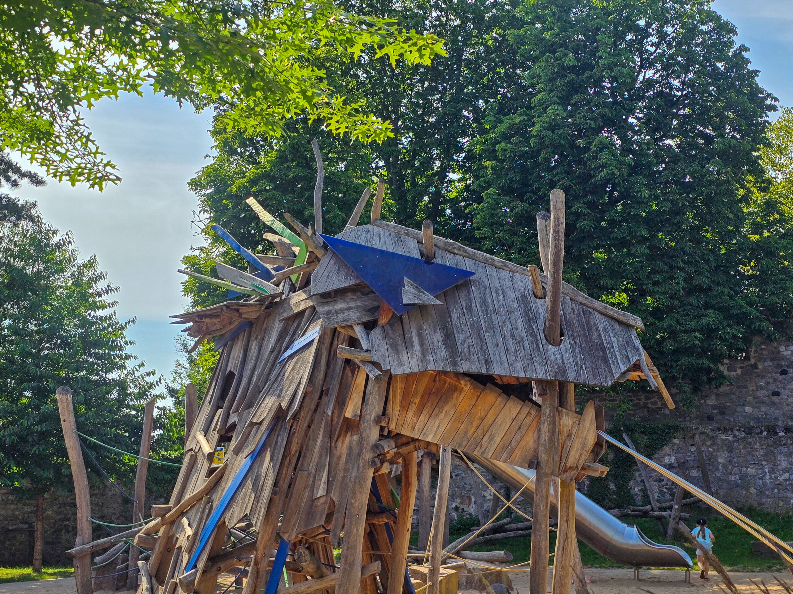 Der Drache auf dem Spielplatz hinter dem Rathaus, Bild: Alexander Heinz