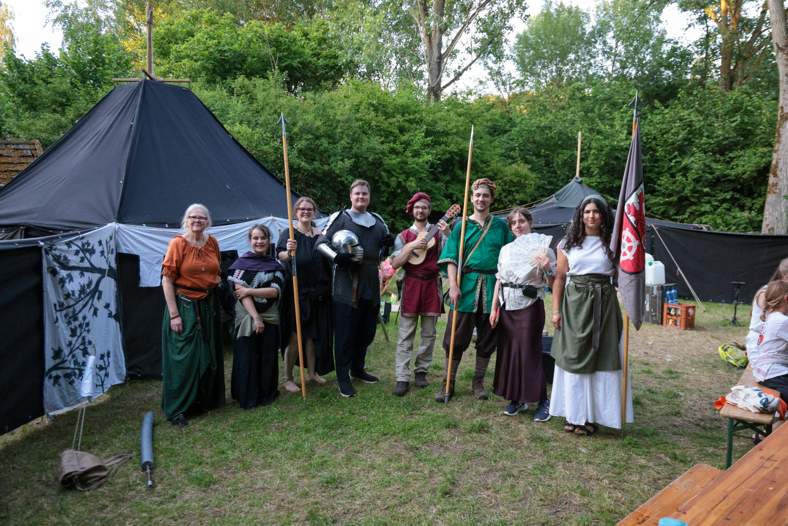 Andrea Laumen mit ihrer Druidin, Saskia Hänsel, Ritter Florian Scherm zu Ratingen, der Barde Daniel Hillebrand, Jan Langguth und Jana de Weert sowie Emma Wagner der Fahnenträgerin, Bild: Alexander Heinz