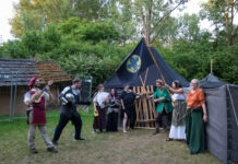 Kleine Ritter auf großer Mission Sturm der Burg, Andrea Laumen mit ihrer Druidin, Saskia Hänsel, Ritter Florian Scherm zu Ratingen, der Barde Daniel Hillebrand, Jan Langguth und Jana de Weert sowie Emma Wagner der Fahnenträgerin, Bild: Alexander Heinz