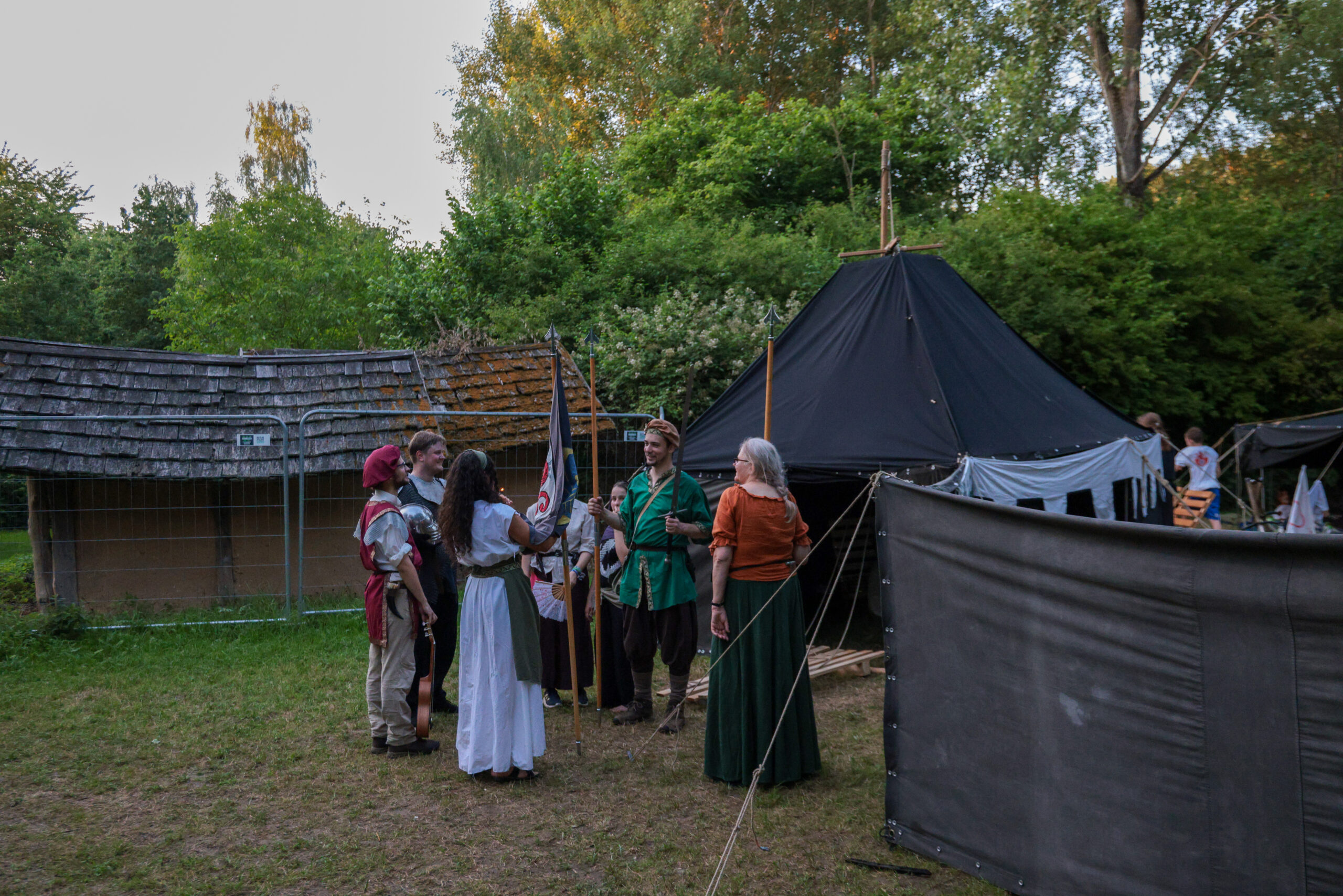 Lagebesprechung, Andrea Laumen mit ihrer Druidin, Saskia Hänsel, Ritter Florian Scherm zu Ratingen, der Barde Daniel Hillebrand, Jan Langguth und Jana de Weert sowie Emma Wagner der Fahnenträgerin, Bild: ALexander Heinz