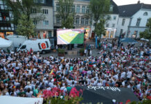 Public Viewing am Marktplatz: WM-Quiz vor dem Deutschland-Spiel Blick auf die Menge beim Public Viewing, Bild: Alexander Heinz