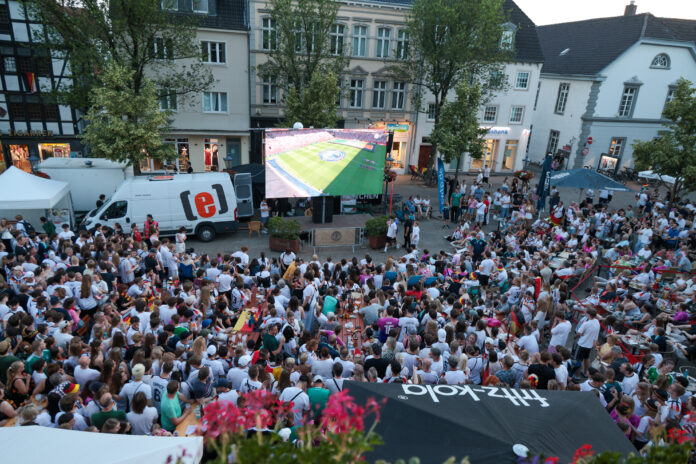 26_RAT_WE26-57429 Blick auf die Menge beim Public Viewing, Bild: Alexander Heinz
