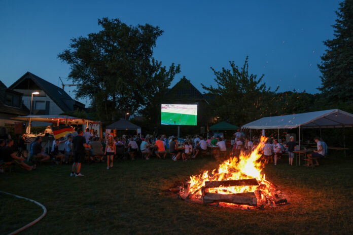 26_RAT_WE26-57444 Johannisfeuer beim Siedlerfest mit Public Viewing, Bild: Alexander Heinz