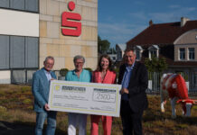 Ratingen feiert Jubiläum mit Kunst und Gemeinschaft: Der Dumeklemmer-Daumen wird zum Stadtprojekt Michael Lumer, Fred Pradella, Beate Händeler und Dirk Wittmer bei der Scheckübergabe in Hilden, Bild: Alexander Heinz