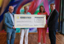 Ratingen feiert Jubiläum mit Kunst und Gemeinschaft: Der Dumeklemmer-Daumen wird zum Stadtprojekt Michael Lumer, Fred Pradella, Beate Händeler und Dirk Wittmer bei der Scheckübergabe in Hilden, Bild: Alexander Heinz