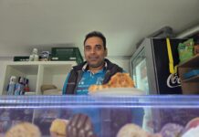 Neustart statt Leerstand: Ratinger Unternehmer eröffnet Süßwarengeschäft an der Düsseldorfer Straße Anas Ullah, Chef von Donuts & Sweets, Bild: Alexander Heinz