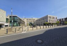 Umzug: das Ratinger Amt bündelt seine Aufgaben künftig am Krumbachskothen Das Rathaus in Ratingen auf der Mitoritenstraße, Bild: Alexander Heinz