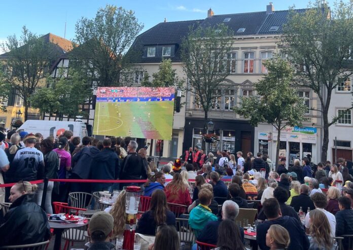 634170d8-4a9e-4041-8ae9-3efb88eb18b3 Ratingens Public Viewing zog zahlreiche Besucher an. Foto: Emily Schier