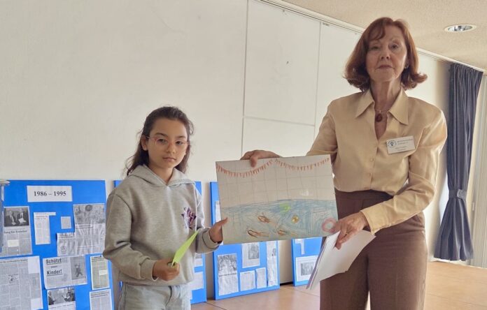 79c696db-a9f2-4508-b1fe-919de2acb3f8 Im Rahmen der Jubiläumsfeier des Kinderschutzbundes Ratingen wurden die Gewinner des Malwettbewerbes zum Thema Glück prämiert. Foto: Kinderschutzbund Ratingen