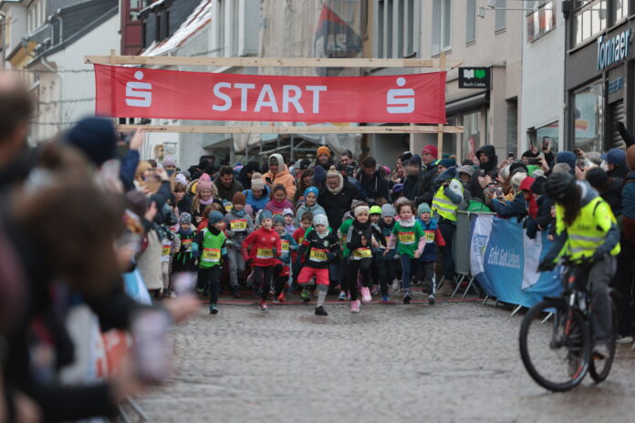 AHR50617 So begann das Jahr, Start der Bambinis beim Neujahrslauf im Januar 2026, Bild: Alexander Heinz