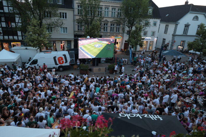 AHR57429 Der Marktplatz beim Public Viewing Spiel gegen die Elfenbeinküste, Bild: Alexander Heinz