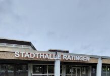 Ratinger Grundschulen singen, spielen, tanzen – 3 Konzerte in der Dumeklemmerhalle Eingang der Ratinger Stadthalle, Bild: Alexander Heinz