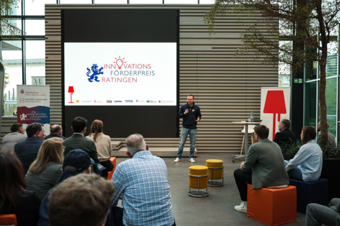 Innovationenforderpreis-1-231 Louis Steininger bei der Vorstellung der zehn finalen Teams. Foto: Living Room Ratingen