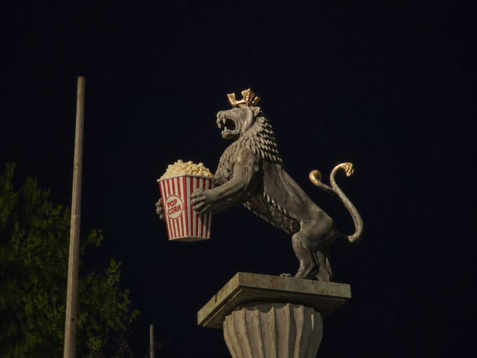 Löwe Popcorn Der Ratinger Löwe ist auch ein Kinofan, Bild: Alexander Heinz KI angepasst