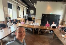 Ratingen kürt seine besten Gründer-Ideen – Preisverleihung im Cromford Park Louis Steininger vom Living Room Ratingen mit Teilnehmern des IFP, Bild: Selfi Louis Steininger