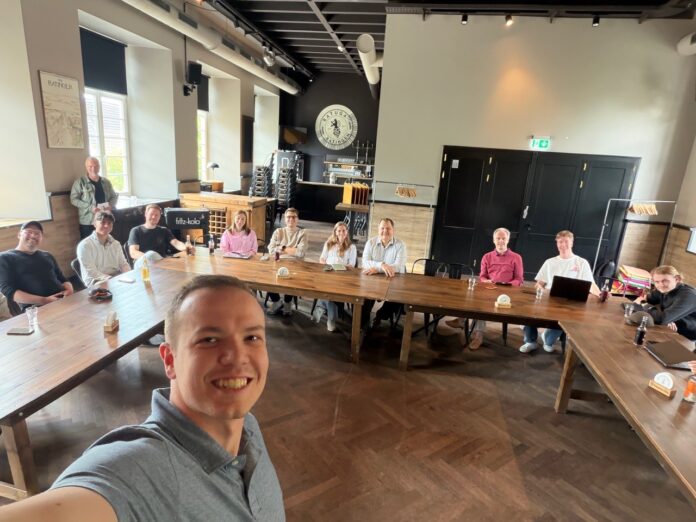 LouisSteininger Louis Steininger vom Living Room Ratingen mit Teilnehmern des IFP, Bild: Selfi Louis Steininger