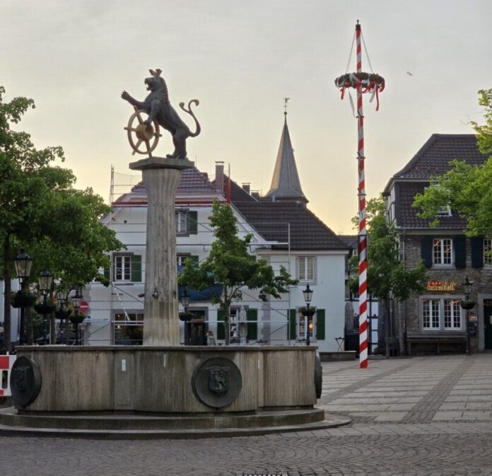 Maibaum-Ratingen-rotated Das frühe Einfahren der Marktbeschicker sorgt für großen Unmut bei den Bewohnern der Innenstadt. Foto: Alexander Heinz