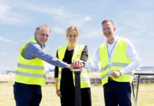 16 Megawatt Sonnenstrom: Flughafen Düsseldorf eröffnet Riesen-Solaranlage Knopfdruck für Klimaschutz und Energieeffizienz (v.l.n.r.): Jochen Kral, Beigeordneter der Landeshauptstadt Düsseldorf, Mona Neubaur, Ministerin für Wirtschaft, Industrie, Klimaschutz und Energie des Landes Nordrhein-Westfalen und Lars Redeligx, Vorsitzender der Geschäftsführung des Düsseldorfer Flughafens starteten die neue Photovoltaik-Anlage am Airport. Foto: Flughafen Düsseldorf/Andreas Wiese