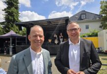 Sommerfest in Hösel: Oberschlesisches Landesmuseum feiert Deutsch-Polnische Freundschaft Heiko Hendriks, Beauftragter der nordrhein-westfälischen Landesregierung für die Belange von deutschen Heimatvertriebenen, Aussiedlern und Spätaussiedlern, hier mit dem Stiftungsvorsitzenden Sebastian Wladarz, zeigte sich begeistert von der Veranstaltung, Bild: Alexander Heinz