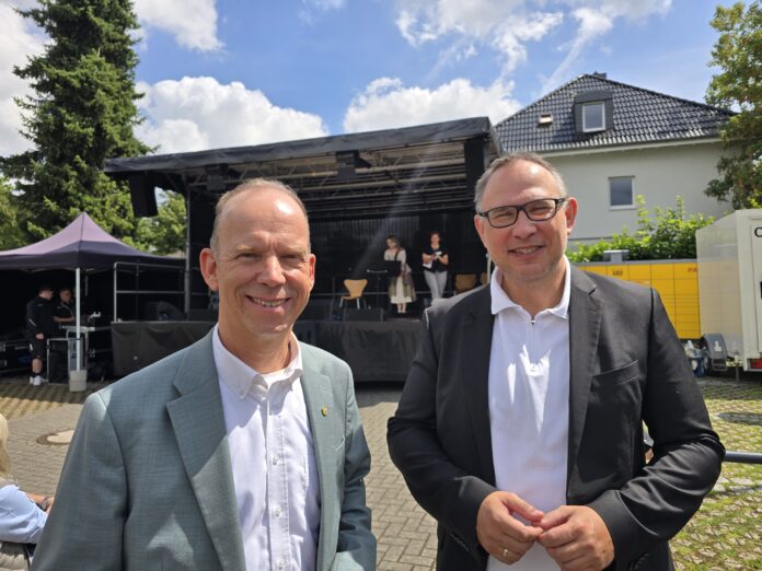 OSLM Sommerfest Heiko Hendriks, Beauftragter der nordrhein-westfälischen Landesregierung für die Belange von deutschen Heimatvertriebenen, Aussiedlern und Spätaussiedlern, hier mit dem Stiftungsvorsitzenden Sebastian Wladarz, zeigte sich begeistert von der Veranstaltung, Bild: Alexander Heinz