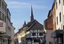 Schlaflos in der Innenstadt: Früher Aufbau bringt Unruhe nach Ratingen Das frühe Einfahren der Marktbeschicker sorgt für großen Unmut bei den Bewohnern der Innenstadt. Foto: Alexander Heinz