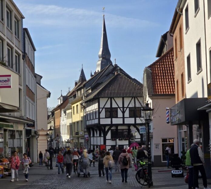 Oberstrasse-rotated Das frühe Einfahren der Marktbeschicker sorgt für großen Unmut bei den Bewohnern der Innenstadt. Foto: Alexander Heinz