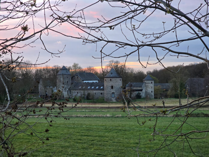 Post-184856 Blick auf die Wasserburg Haus zum Haus vom Hauser Ring bei Sonnenuntergang, Bild: Alexander Heinz