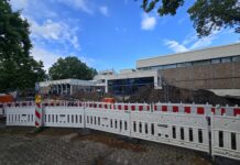 Was lange währt wird hoffentlich noch in diesem Jahr fertig Von außen ist noch nicht viel von dem Ende der Bauarbeiten zu erkennen, Stadttheater und Sporthalle. Bild: Alexander Heinz